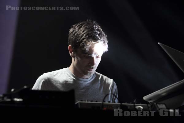 JON HOPKINS - 2014-06-05 - PARIS - Espace Charlie Parker - Grande Halle - Jonathan Julian Hopkins